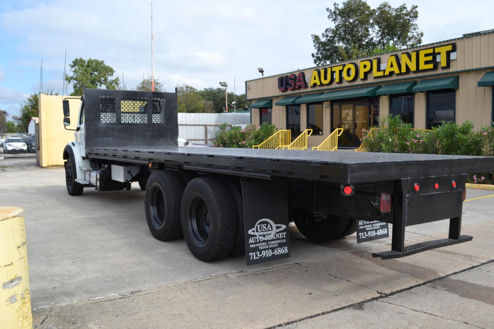 2018 WHITE /BLACK FREIGHTLINER M2-112 with an CUMMINS L9 8.9L 370HP engine, EATON FULLER 10SPD MANUAL transmission, located at 9172 North Fwy, Houston, TX, 77037, (713) 910-6868, 29.887470, -95.411903 - TANDEM AXLE, 56,000LB GVWR , 26FT FLATBED , 96" WIDE, AIR RIDE, RATIO: 3.55 , WB: 270" , DUAL 60 GALLON FUEL TANKS, POWER WINDOWS, LOCKS, & MIRRORS, DIFFERENTIAL LOCK - Photo#5